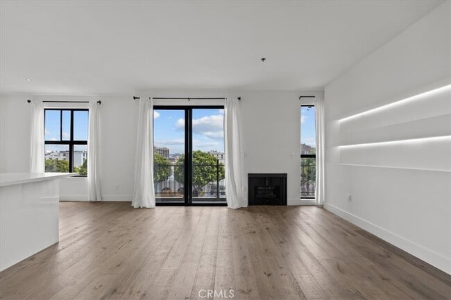 Foto del edificio - 8811 Burton Way