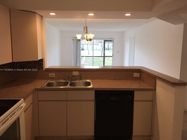 Foto del edificio - 8060 N Colony Cir