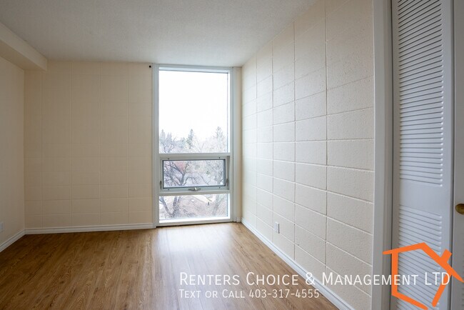 Photo du bâtiment - Adult Only Building with Elevator + Laundry Onsite