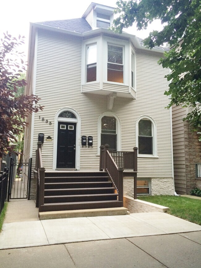 Foto del edificio - 1835 W Addison St