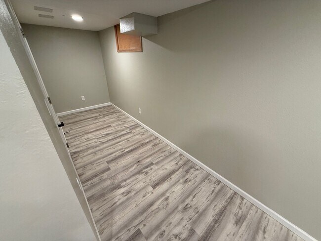 Building Photo - 2 bed 1 Bath Huge Garage