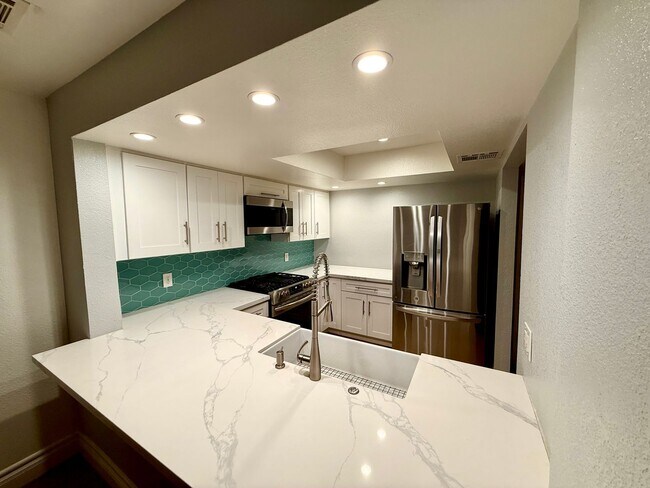 Foto del edificio - Riviera Gardens - LONG TERM - Unfurnished 2BR