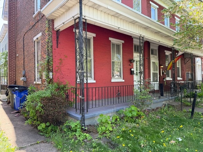 Foto del edificio - Beautiful Victorian Rowhome with Modern Updates – Available Now!