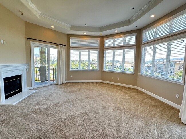 Building Photo - Beautiful top level penthouse condo -Regen...