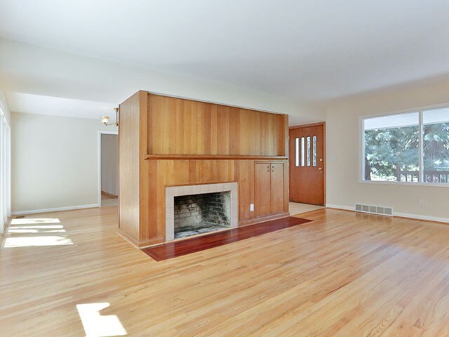 Foto del edificio - Spacious and Light Lake Oswego Home