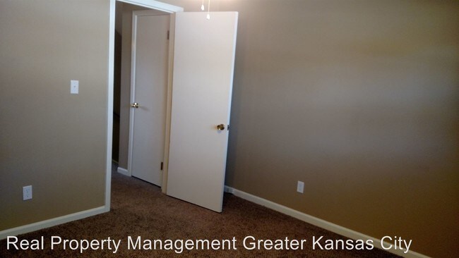 Building Photo - 5517 Crest Dr