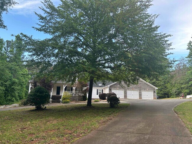 Building Photo - 205 Oak Hill Cir