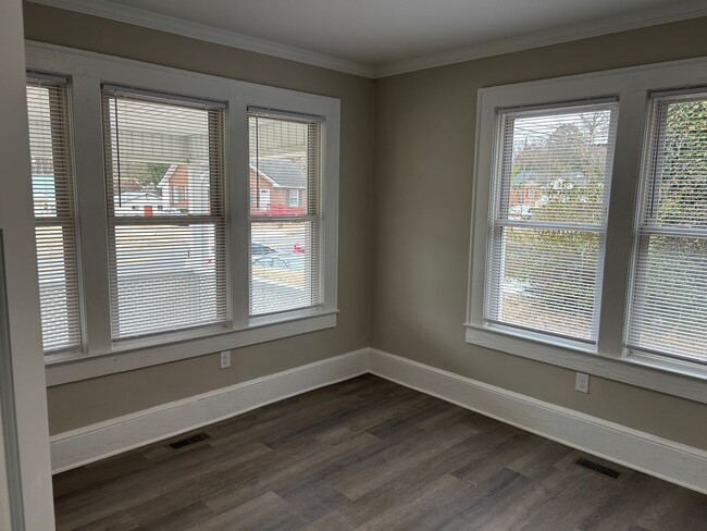 Building Photo - 2423 N Patterson Ave