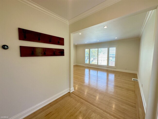 Building Photo - 3 br, 1.5 bath House - 126 San Anselmo Ave...