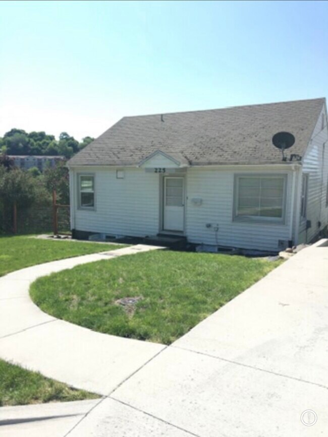 Foto del edificio - 225 NW Harrison St