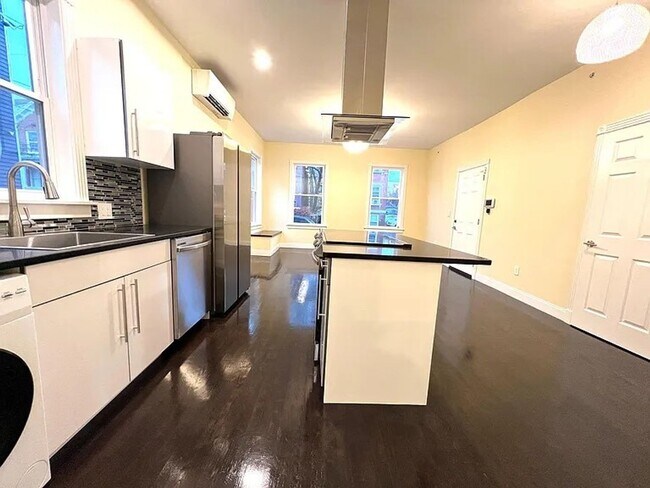 Foto del edificio - Newly Renovated 3 Bedroom Apartment - Poug...