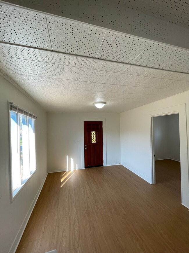 Building Photo - Hard to find 1 bdrm, 1 bath house with att...