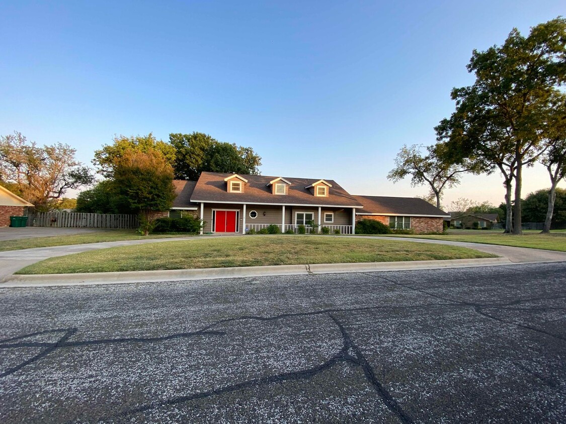 Primary Photo - 6 Bedroom - 3 Bath in Harker Heights