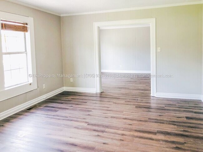 Building Photo - 3 Bedroom House near Costco!