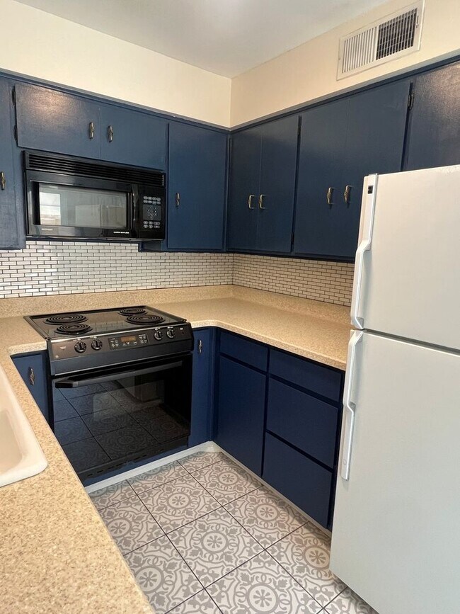 Foto del edificio - All Utilities Included! Charming 2-Bedroom...