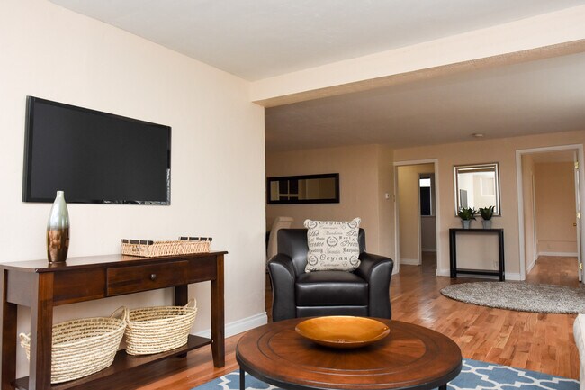 Comedor y sala de estar - 725 Meade St