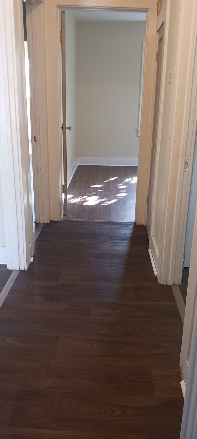 Building Photo - 827 W Main St