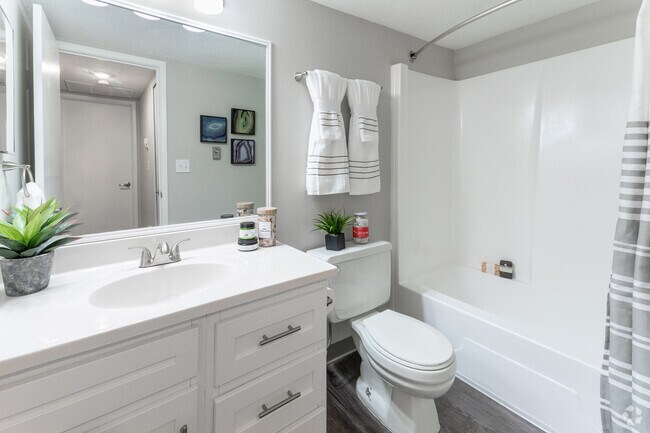 1 BR, 1 BA - Huron, 805 SF, Renovated - The Waverly on the Lake