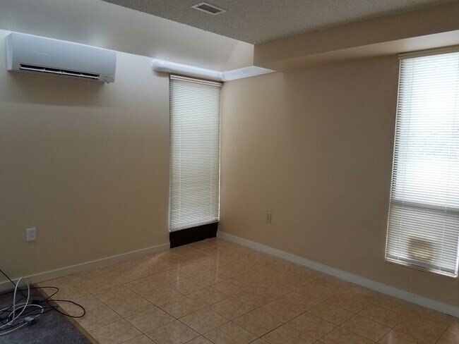 Building Photo - Spacious 2-Bedroom/2 Bath Bi-Level Garden ...