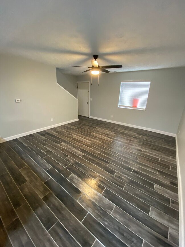 Foto del edificio - 3233 Summerhill Ln