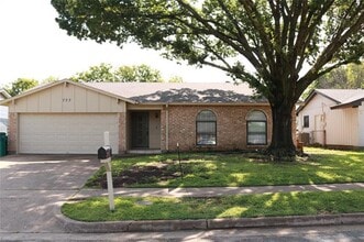 Building Photo - 723 Lisa Ln