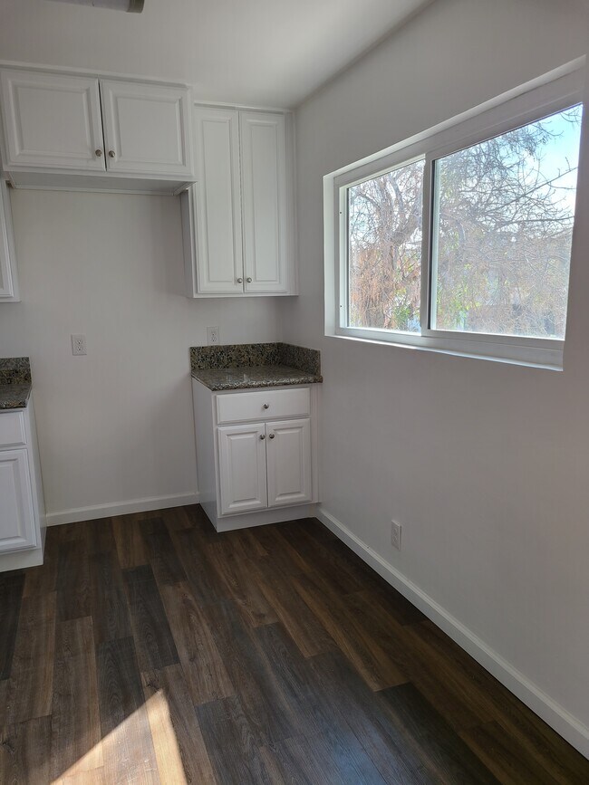 Building Photo - Islander Apartments