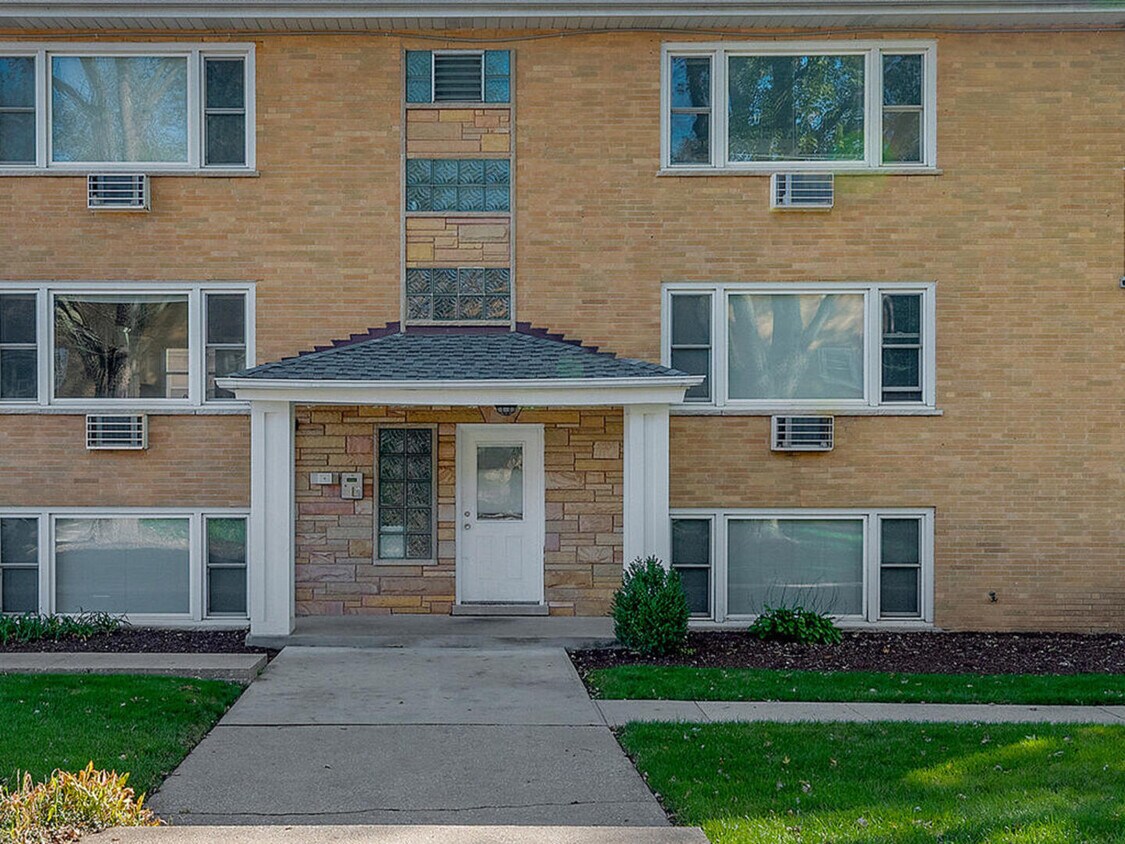 12 2nd St Unit 2B, Downers Grove, IL 60515 Room for Rent in Downers