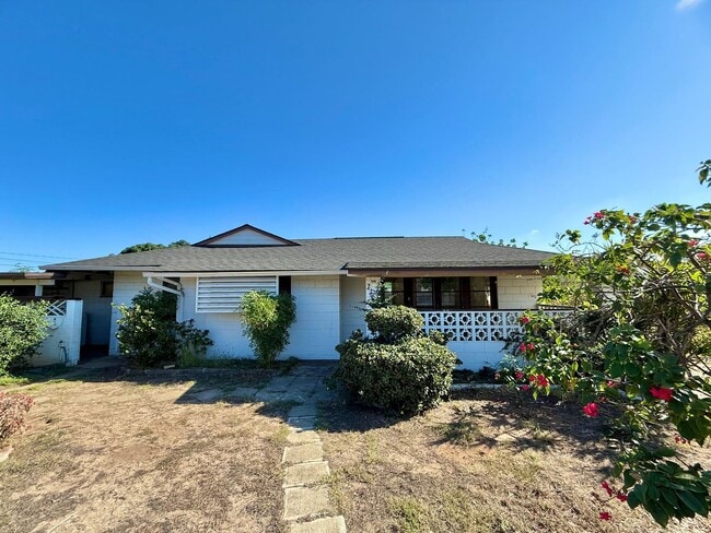 Building Photo - 3 Bedroom / 2 Bathroom Home in Kahului! Pet friendly rental!