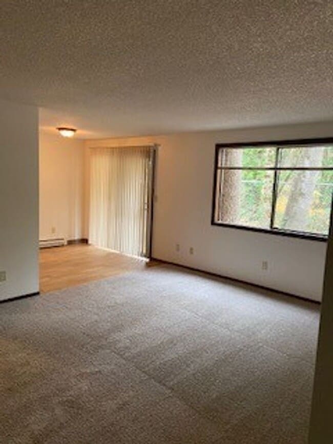 Building Photo - Spacious One Bedroom, One Bathroom