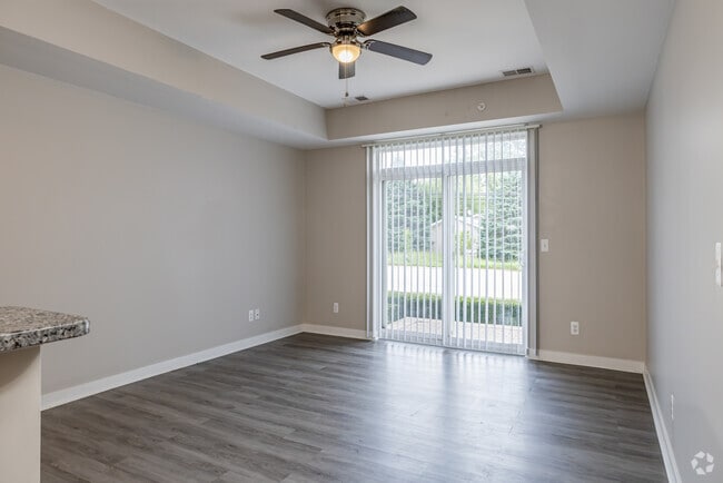 1BR, 1BA - 885SF - Living Room - Maple Cove of Ann Arbor