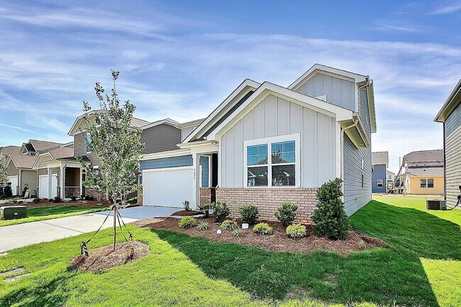 Building Photo - Home with 4 bedrooms, 3 full baths Fence i...