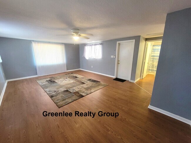 Foto del edificio - Cozy 2 Bed/1 Bath Duplex Apt with a Carport and Large Fenced Back Yard!