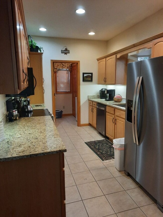 Building Photo - $1,800 - 2 Bed / 2 Bath Furnished Luxury C...