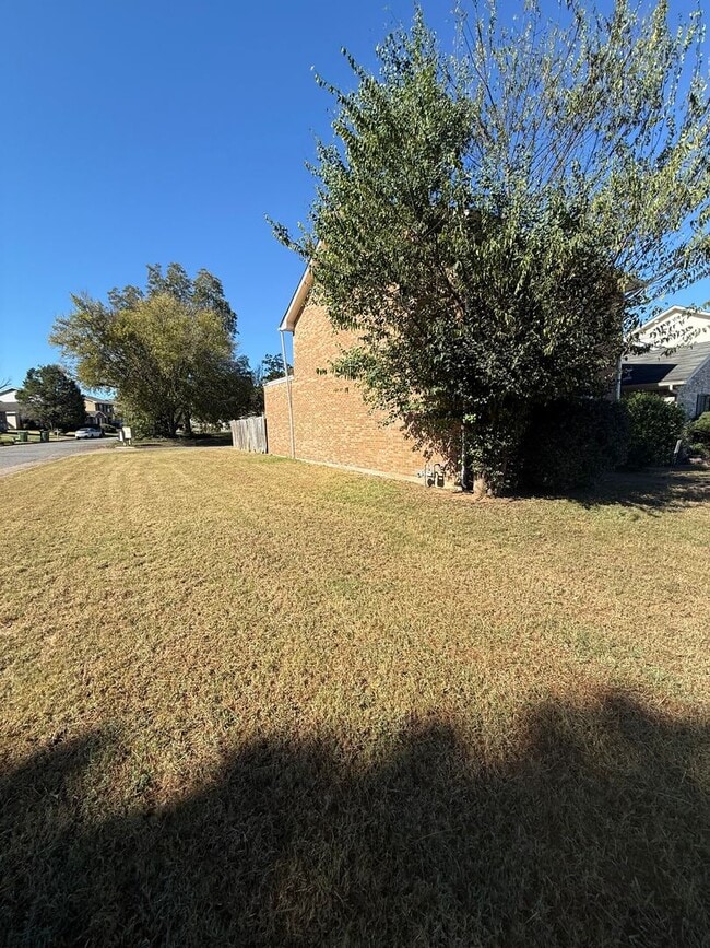 Foto del edificio - ** 3 bed 2.5 bath townhouse located by ACA...