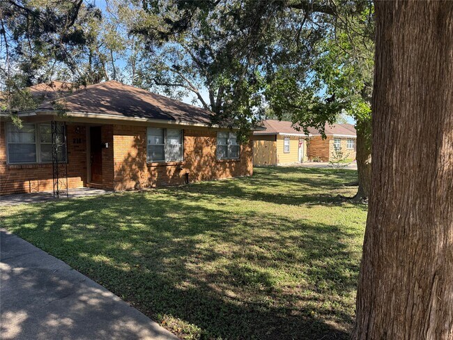 Building Photo - 216 Schilling Ave