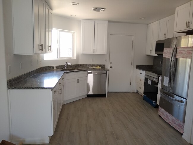 Building Photo - 3011 N Los Altos Ave