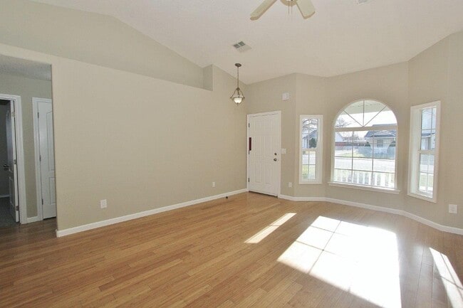 Building Photo - Clean Single-Level Home in Quiet Neighborhood