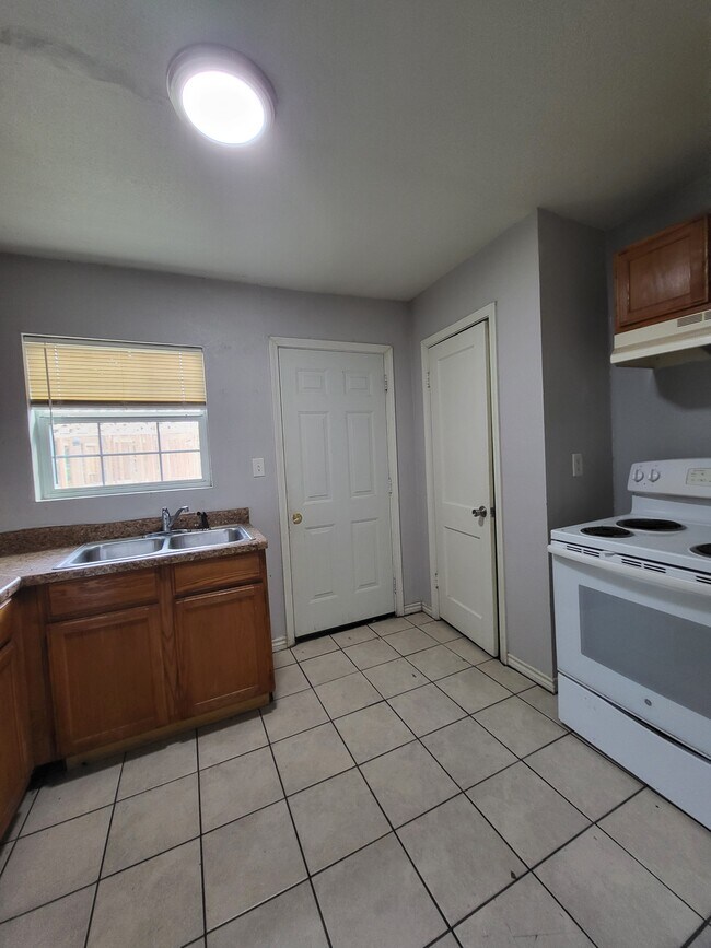 Building Photo - 1613 Walton Walker Dr