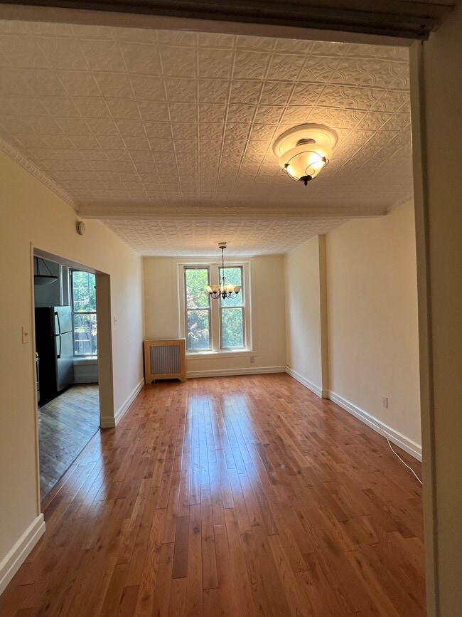 Building Photo - 304 6th St
