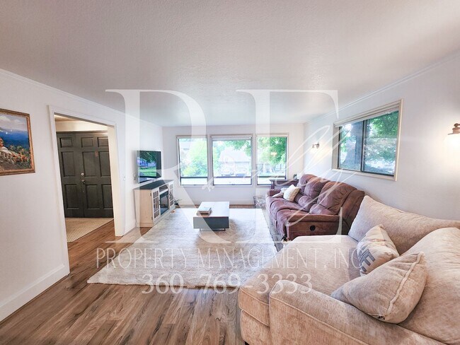 Building Photo - Spacious 5-Bedroom With Entertainer's Yard