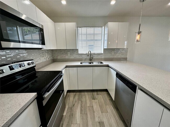 Foto del edificio - 1330 NE 117th Terrace