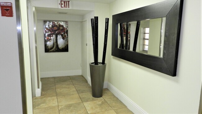 Renovated Lobby - 910 Michigan Ave