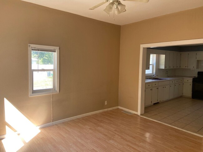 Building Photo - 2 br, 1 bath House - 102 5th Street NW