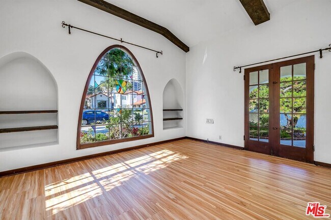 Foto del edificio - 10630 Wellworth Ave