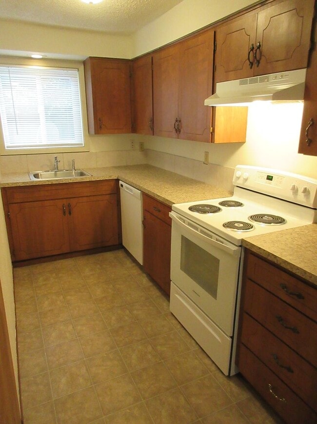 Building Photo - One Bedroom Apartment Close to Downtown