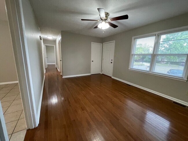 Building Photo - 3 bedroom and 1 bath Ranch House