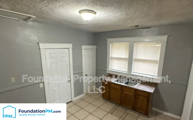 Building Photo - 942 S Greer St