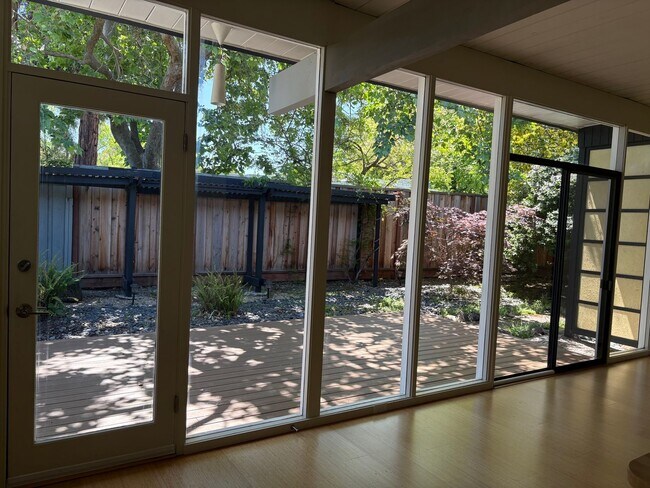 Building Photo - Lovingly Maintained 3 Bed, 2 Bath Home in the Circles