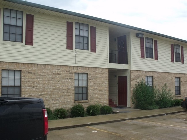 front of building - Cedar Creek Apartments