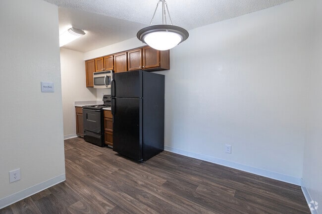 2 BR, 1 BA - 840SF - The Reserve